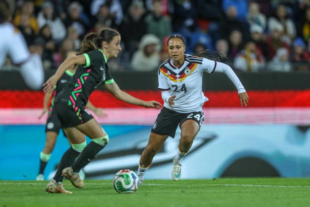 GER, Karlsruhe, Deutschland vs Australien, FIFA, DFB, Fussball, Spielzeit 2026 2027, BBBank Wildpark, Freundschaftsspiel im Bild v.l.: Clare Wheeler (Australien 6), Lisa Baum (Deutschland, Frauen Nationalmannschaft) DFB DFL REGULATIONS PROHIBIT ANY USE OF PHOTOGRAPHS AS IMAGE SEQUENCES AND OR QUASI-VIDEO, 09.10.2026 Copyright: HMBxMedia HendrikxHamelau
