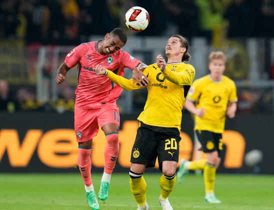 Arthur (SV Werder Bremen, 13) gegen Marcel Sabitzer (Borussia Dortmund, 20). GER, Borussia Dortmund vs SV Werder Bremen, 1. Bundesliga, 5. Spieltag, Saison 2026-27, SIGNAL IDUNA PARK, Dortmund, 09.10.2026 DFL REGULATIONS PROHIBIT ANY USE OF PHOTOGRAPHS AS IMAGE SEQUENCES AND OR QUASI-VIDEO Borussia Dortmund vs SV Werder Bremen, 1. Bundesliga, 5. Spieltag, Saison 2026-27, 09.10.2026 Dortmund Copyright: xEibner-Pressefoto ScottxColemanx EP_SCN