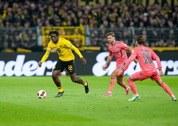 Joane Gadou (Borussia Dortmund, 22) und Niclas Fuellkrug (SV Werder Bremen, 10) GER, Borussia Dortmund vs SV Werder Bremen, 1. Bundesliga, 5. Spieltag, Saison 2026-27, SIGNAL IDUNA PARK, Dortmund, 09.10.2026 DFL REGULATIONS PROHIBIT ANY USE OF PHOTOGRAPHS AS IMAGE SEQUENCES AND OR QUASI-VIDEO Borussia Dortmund vs SV Werder Bremen, 1. Bundesliga, 5. Spieltag, Saison 2026-27, 09.10.2026 Dortmund Copyright: xEibner-Pressefoto ScottxColemanx EP_SCN