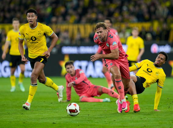 Niclas Fuellkrug (SV Werder Bremen, 10) kaempft im Zweikampf mit Felix Nmecha (Borussia Dortmund, 8), waehrend Jobe Bellingham (Borussia Dortmund, 7) zuschaut. GER, Borussia Dortmund vs SV Werder Bremen, 1. Bundesliga, 5. Spieltag, Saison 2026-27, SIGNAL IDUNA PARK, Dortmund, 09.10.2026 DFL REGULATIONS PROHIBIT ANY USE OF PHOTOGRAPHS AS IMAGE SEQUENCES AND OR QUASI-VIDEO Borussia Dortmund vs SV Werder Bremen, 1. Bundesliga, 5. Spieltag, Saison 2026-27, 09.10.2026 Dortmund Copyright: xEibner-Pressefoto ScottxColemanx EP_SCN