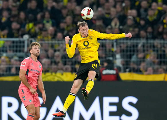 Maximilian Beier (Borussia Dortmund, 14) springt zum Kopfball hoch, waehrend Niclas Fuellkrug (SV Werder Bremen, 10) zuschaut. GER, Borussia Dortmund vs SV Werder Bremen, 1. Bundesliga, 5. Spieltag, Saison 2026-27, SIGNAL IDUNA PARK, Dortmund, 09.10.2026 DFL REGULATIONS PROHIBIT ANY USE OF PHOTOGRAPHS AS IMAGE SEQUENCES AND OR QUASI-VIDEO Borussia Dortmund vs SV Werder Bremen, 1. Bundesliga, 5. Spieltag, Saison 2026-27, 09.10.2026 Dortmund Copyright: xEibner-Pressefoto ScottxColemanx EP_SCN