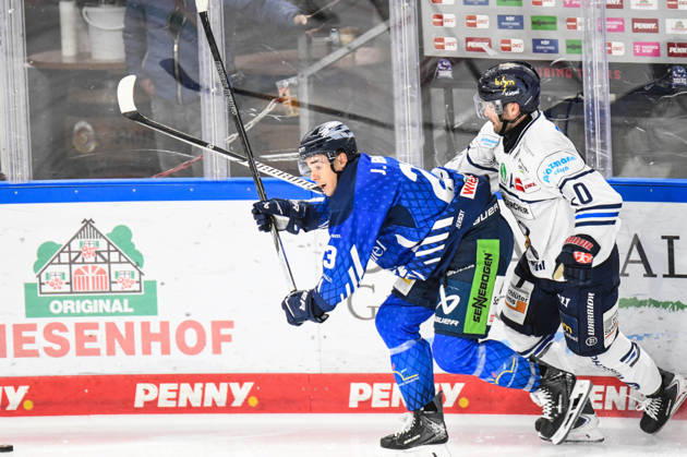 Straubing Tigers vs. Iserlohn Roosters, Eishockey, Deutsche Eishockey Liga, Penny DEL, 7.Spieltag, Saison 2026 2027, 09.10.2026 J.C. Beaudin (Straubing Tigers) an der Bande mit Tyler Boland (Iserlohn Roosters), Eishockey Herren, Deutsche Eishockey Liga, Penny DEL, 5.Spieltag, Saison 2026 2027 am 09.10.2026 im Eisstadion am Pulverturm, Straubing Tigers (blau) gegen Iserlohn Roosters (weiss)
