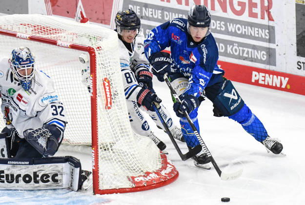 Straubing Tigers vs. Iserlohn Roosters, Eishockey, Deutsche Eishockey Liga, Penny DEL, 7.Spieltag, Saison 2026 2027, 09.10.2026 Filip Varejcka (Straubing Tigers) mit dem Puck hinter dem Tor von Hendrik Hane (Iserlohn Roosters), Eishockey Herren, Deutsche Eishockey Liga, Penny DEL, 5.Spieltag, Saison 2026 2027 am 09.10.2026 im Eisstadion am Pulverturm, Straubing Tigers (blau) gegen Iserlohn Roosters (weiss)