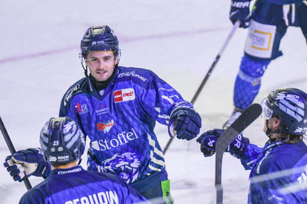 Straubing Tigers vs. Iserlohn Roosters, Eishockey, Deutsche Eishockey Liga, Penny DEL, 7.Spieltag, Saison 2026 2027, 09.10.2026 Nicholas Halloran und J.C. Beaudin (Straubing Tigers) jubeln ueber den Treffer, Eishockey Herren, Deutsche Eishockey Liga, Penny DEL, 5.Spieltag, Saison 2026 2027 am 09.10.2026 im Eisstadion am Pulverturm, Straubing Tigers (blau) gegen Iserlohn Roosters (weiss)