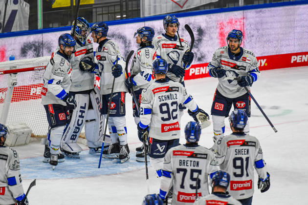 09.10.2026, München, Deutschland. PENNY DEL, Deutsche Eishockey Liga, Saison 2026 27, 7. Spieltag: EHC Red Bull München gegen ERC Ingolstadt im SAP Garden in München. Ingolstadt beim Jubel, jubelnd, feiernd nach dem Enstand