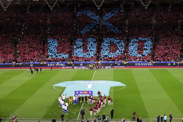 West Ham United v Queens Park Rangers 09 October 2026, London - EFL Championship Football - West Ham United v Queens Park Rangers - Both teams walk out to a pre match display in memory of Ludek Miklosko - Photo: Jacques Feeney Offside. London UK Copyright: xJacquesxFeeneyx xOffsidexOffside