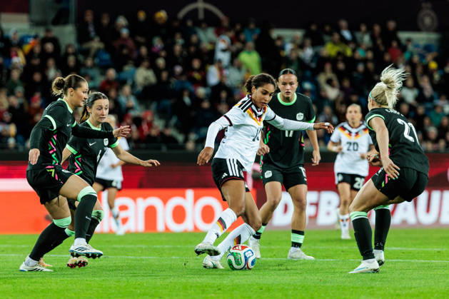 KARLSRUHE, GERMANY - OCTOBER 09: Cora Zicai (Germany, 14) controls the ball against Winonah Heatly (Australia, 3), Clare Wheeler (Australia, 6), Amy Sayer (Australia, 17) and Ellie Carpenter (Australia, 21) during the International Friendly, Länderspiel, Nationalmannschaft match between Germany vs. Australia at BBBank Wildpark on October 09, 2026 in Karlsruhe, Germany. Germany Copyright: xSteffiexWunderlx