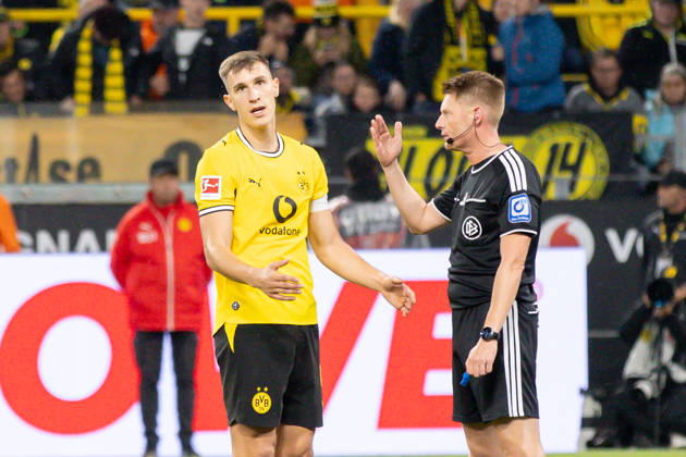 Dortmund, Deutschland 09. Oktober 2026: 1. BL - 2026 2027 - Sp. 5 - Borussia Dortmund gegen SV Werder Bremen Im Bild: Nico Schlotterbeck (BVB) ist unzufrieden mit der Entscheidung von Schiedsrichter Christian Dingert DFL DFB regulations prohibit any use of photographs as image sequences and or quasi-video. Signal Iduna Park Nordrhein Westfalen Copyright: xFotostandx xZeisingx