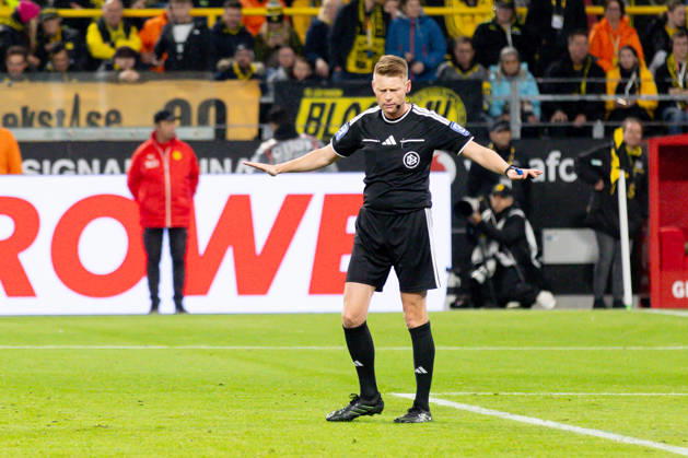 Dortmund, Deutschland 09. Oktober 2026: 1. BL - 2026 2027 - Sp. 5 - Borussia Dortmund gegen SV Werder Bremen Im Bild: Schiedsrichter Christian Dingert gestikuliert auf dem Spielfeld DFL DFB regulations prohibit any use of photographs as image sequences and or quasi-video. Signal Iduna Park Nordrhein Westfalen Copyright: xFotostandx xZeisingx