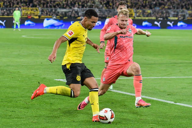 v. li. im Zweikampf Ethan Nwaneri (Dortmund 18) Marco Grüll Gruell (Bremen 17) 09.10.2026 ¢ Fussball ¢ Borussia Dortmund vs SV Werder Bremen, Signal Iduna Park, Dortmund, DFB DFL REGULATIONS PROHIBIT ANY USE OF PHOTOGRAPHS AS IMAGE SEQUENCES AND OR QUASI-VIDEO NRW Germany