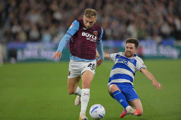 West Ham vs QPR Championship Jarrod Bowen of West Ham United and Paul Smyth of Queens Park Rangers during the West Ham vs Queens Park Rangers, EFL Championship match at the London Stadium Stratford. This image is for EDITORIAL USE ONLY. Licence required from the Football DataCo for any other use. London The London Stadium UK Copyright: xMartinxDaltonx WestHam_vs_QPR_091026_MD_186
