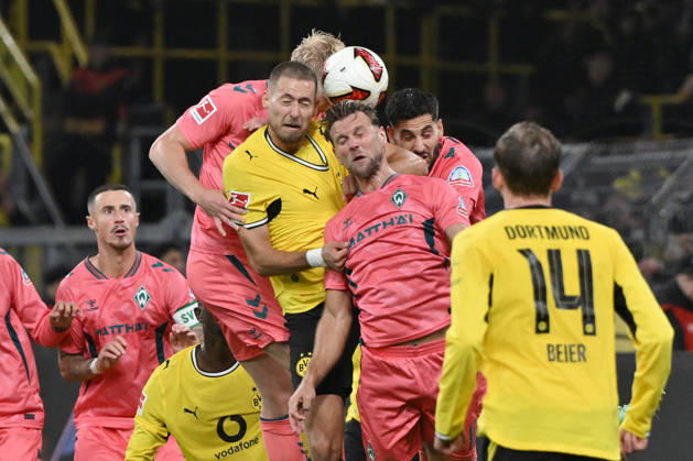 Kopfballduell Marco Grüll (Werder Bremen), Waldemar Anton (Borussia Dortmund), Niclas Füllkrug (Werder Bremen), v.li. 09.10.2026, Fussball 1. Bundesliga, Saison 2026 2027, 5. Spieltag, Borussia Dortmund - SV Werder Bremen DFL regulations prohibit any use of photographs as image sequences and or quasi-video Dortmund Signal Iduna Park Nordrhein Westfalen Deutschland