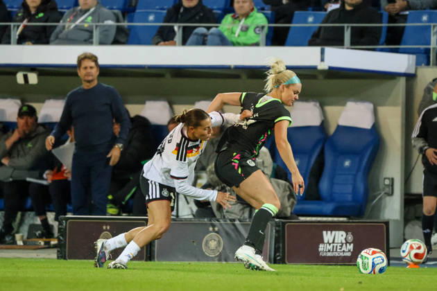 Karlsruhe, Deutschland: 09.10.2026 - Länderspiel Freundschaftsspiel - Deutschland Frauen vs. Australien Frauen Im Bild: v.li. im Zweikampf Carlotta Wamser (Deutschland) und Ellie Carpenter (Australien) Copyright: HMBxMedia MadeleinexFantini