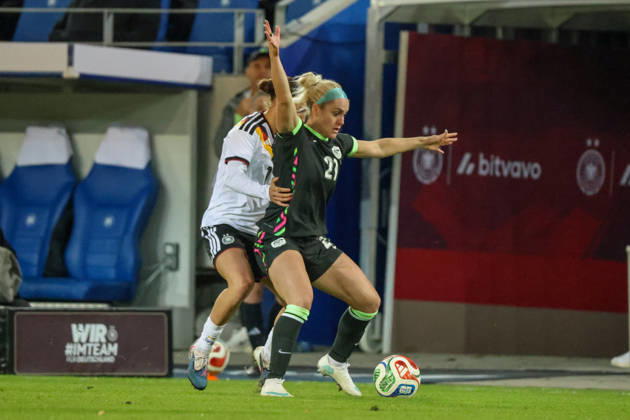 Karlsruhe, Deutschland: 09.10.2026 - Länderspiel Freundschaftsspiel - Deutschland Frauen vs. Australien Frauen Im Bild: v.li. im Zweikampf Carlotta Wamser (Deutschland) und Ellie Carpenter (Australien) Copyright: HMBxMedia MadeleinexFantini