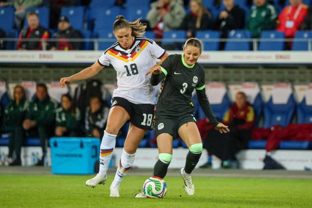Karlsruhe, Deutschland: 09.10.2026 - Länderspiel Freundschaftsspiel - Deutschland Frauen vs. Australien Frauen Im Bild: v.li. im Zweikampf Melissa Kössler Koessler (Deutschland) und Winonah Heatly (Australien) Copyright: HMBxMedia MadeleinexFantini