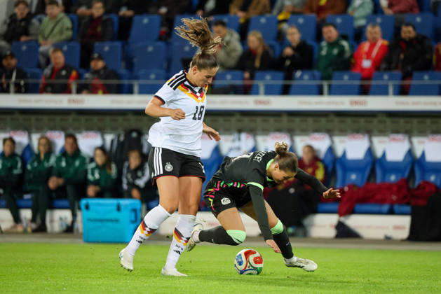 Karlsruhe, Deutschland: 09.10.2026 - Länderspiel Freundschaftsspiel - Deutschland Frauen vs. Australien Frauen Im Bild: v.li. im Zweikampf Melissa Kössler Koessler (Deutschland) und Winonah Heatly (Australien) Copyright: HMBxMedia MadeleinexFantini