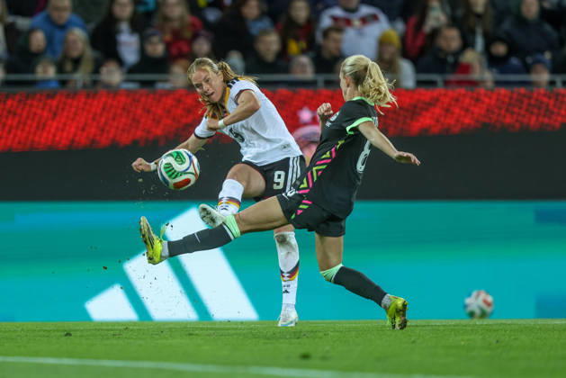 GER, Karlsruhe, Deutschland vs Australien, FIFA, DFB, Fussball, Spielzeit 2026 2027, BBBank Wildpark, Freundschaftsspiel im Bild v.l.: Sjoeke Nüsken (Deutschland, Frauen Nationalmannschaft), Kaitlyn Torpey (Australien 8) DFB DFL REGULATIONS PROHIBIT ANY USE OF PHOTOGRAPHS AS IMAGE SEQUENCES AND OR QUASI-VIDEO, 09.10.2026 Copyright: HMBxMedia HendrikxHamelau