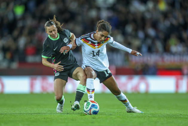 GER, Karlsruhe, Deutschland vs Australien, FIFA, DFB, Fussball, Spielzeit 2026 2027, BBBank Wildpark, Freundschaftsspiel im Bild v.l.: Hayley Raso (Australien 16), Cora Zicai (Deutschland, Frauen Nationalmannschaft), Zweikampf DFB DFL REGULATIONS PROHIBIT ANY USE OF PHOTOGRAPHS AS IMAGE SEQUENCES AND OR QUASI-VIDEO, 09.10.2026 Copyright: HMBxMedia HendrikxHamelau