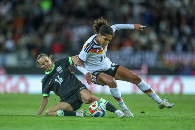 GER, Karlsruhe, Deutschland vs Australien, FIFA, DFB, Fussball, Spielzeit 2026 2027, BBBank Wildpark, Freundschaftsspiel im Bild v.l.: Hayley Raso (Australien 16), Cora Zicai (Deutschland, Frauen Nationalmannschaft), Zweikampf DFB DFL REGULATIONS PROHIBIT ANY USE OF PHOTOGRAPHS AS IMAGE SEQUENCES AND OR QUASI-VIDEO, 09.10.2026 Copyright: HMBxMedia HendrikxHamelau