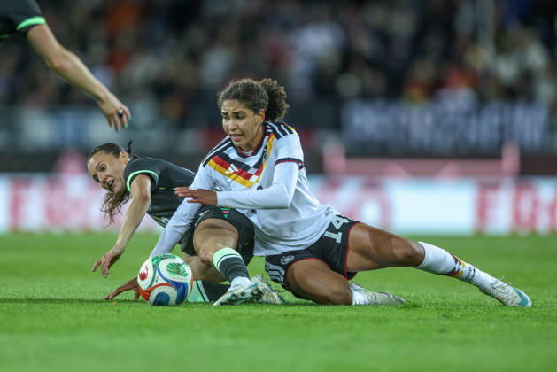 GER, Karlsruhe, Deutschland vs Australien, FIFA, DFB, Fussball, Spielzeit 2026 2027, BBBank Wildpark, Freundschaftsspiel im Bild v.l.: Hayley Raso (Australien 16), Cora Zicai (Deutschland, Frauen Nationalmannschaft), Zweikampf DFB DFL REGULATIONS PROHIBIT ANY USE OF PHOTOGRAPHS AS IMAGE SEQUENCES AND OR QUASI-VIDEO, 09.10.2026 Copyright: HMBxMedia HendrikxHamelau
