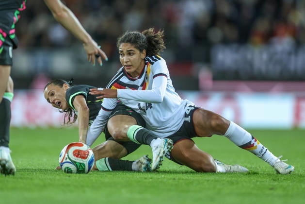 GER, Karlsruhe, Deutschland vs Australien, FIFA, DFB, Fussball, Spielzeit 2026 2027, BBBank Wildpark, Freundschaftsspiel im Bild v.l.: Hayley Raso (Australien 16), Cora Zicai (Deutschland, Frauen Nationalmannschaft), Zweikampf DFB DFL REGULATIONS PROHIBIT ANY USE OF PHOTOGRAPHS AS IMAGE SEQUENCES AND OR QUASI-VIDEO, 09.10.2026 Copyright: HMBxMedia HendrikxHamelau