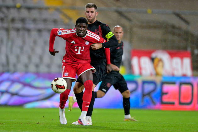 v.li.: Bastian Friedrich Assomo (Bayern Muenchen, FCB, 9) Alexander Winkler (Unterhaching, 4) im Zweikampf, Duell, duel, tackle, Dynamik, Action, Aktion, 09.10.2026, München (Deutschland), Fussball, Regionalliga Bayern, FC Bayern München II - SpVgg Unterhaching