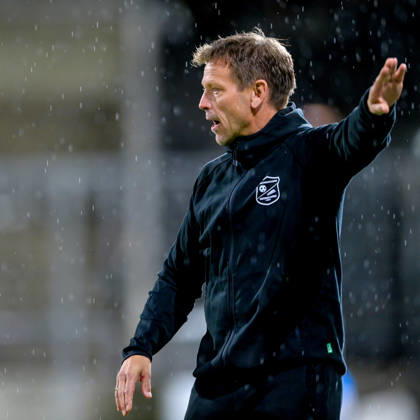 Trainer Holger Seitz (Unterhaching) gibt Anweisungen, gestikuliert, mit den Armen gestikulieren, gives instructions, gesticulate, Einzelbild, Aktion, Action, 09.10.2026, München (Deutschland), Fussball, Regionalliga Bayern, FC Bayern München II - SpVgg Unterhaching
