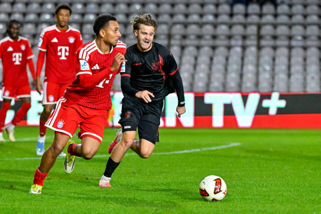 v.li.: Vincent Manuba Bayern Muenchen, FCB, 2) Jeroen Krupa (Unterhaching, 9) im Zweikampf, Duell, duel, tackle, Dynamik, Action, Aktion, 09.10.2026, München (Deutschland), Fussball, Regionalliga Bayern, FC Bayern München II - SpVgg Unterhaching