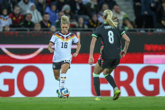 GER, Karlsruhe, Deutschland vs Australien, FIFA, DFB, Fussball, Spielzeit 2026 2027, BBBank Wildpark, Freundschaftsspiel im Bild v.l.: Linda Dallmann (Deutschland, Frauen Nationalmannschaft), Kaitlyn Torpey (Australien 8) DFB DFL REGULATIONS PROHIBIT ANY USE OF PHOTOGRAPHS AS IMAGE SEQUENCES AND OR QUASI-VIDEO, 09.10.2026 Copyright: HMBxMedia HendrikxHamelau