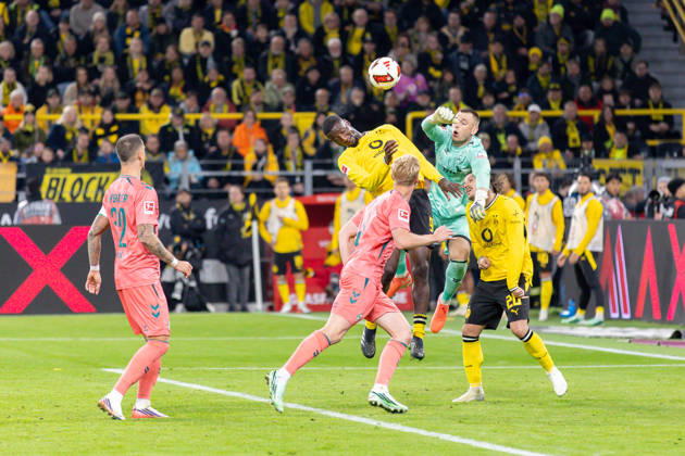 Dortmund, Deutschland 09. Oktober 2026: 1. BL - 2026 2027 - Sp. 5 - Borussia Dortmund gegen SV Werder Bremen Im Bild: Kopfballduell Serhou Guirassy (BVB), Torhüter Karl Hein (SVW) DFL DFB regulations prohibit any use of photographs as image sequences and or quasi-video. Signal Iduna Park Nordrhein Westfalen Copyright: xFotostandx xZeisingx
