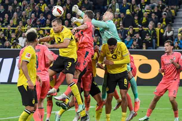Karl Hein (Bremen 1) vereitelt Torchance von Waldemar Anton (Dortmund 3) 09.10.2026 ¢ Fussball ¢ Borussia Dortmund vs SV Werder Bremen, Signal Iduna Park, Dortmund, DFB DFL REGULATIONS PROHIBIT ANY USE OF PHOTOGRAPHS AS IMAGE SEQUENCES AND OR QUASI-VIDEO NRW Germany