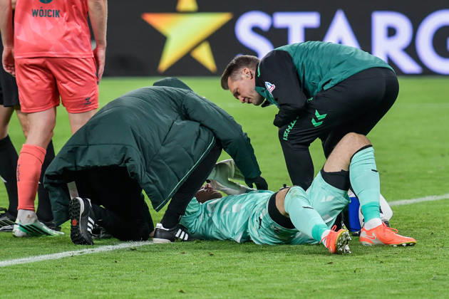 Karl Hein (Bremen 1) verletzt am Boden mit Sanitätern 09.10.2026 ¢ Fussball ¢ Borussia Dortmund vs SV Werder Bremen, Signal Iduna Park, Dortmund, DFB DFL REGULATIONS PROHIBIT ANY USE OF PHOTOGRAPHS AS IMAGE SEQUENCES AND OR QUASI-VIDEO NRW Germany