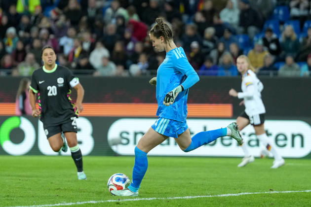 Ena Mahmutovic (Deutschland Frauen-Nationalmannschaft, 01) am Ball , Deutschland, Fussball, Länderspiel, Freundschaftsspiel, Testspiel, 2026 2027, Deutschland vs. Australien, 09.10.2026, BBBank Wildpark, Karlsruhe Karlsruhe BBBank Wildpark Baden-Wuerttemberg Deutschland Copyright: xArnexAmbergx