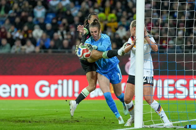 Ena Mahmutovic (Deutschland Frauen-Nationalmannschaft, 01) pariert den Ball im Zweikampf mit Hayley Raso (Australien, 16), Marie Müller Marie Mueller (Deutschland Frauen-Nationalmannschaft, 02) am Pfosten, Torchance, Parade , Deutschland, Fussball, Länderspiel, Freundschaftsspiel, Testspiel, 2026 2027, Deutschland vs. Australien, 09.10.2026, BBBank Wildpark, Karlsruhe Karlsruhe BBBank Wildpark Baden-Wuerttemberg Deutschland Copyright: xArnexAmbergx