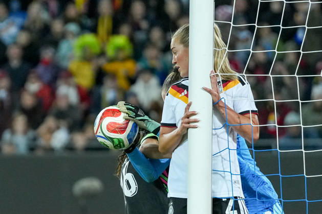 Ena Mahmutovic (Deutschland Frauen-Nationalmannschaft, 01) pariert den Ball im Zweikampf mit Hayley Raso (Australien, 16), Marie Müller Marie Mueller (Deutschland Frauen-Nationalmannschaft, 02) am Pfosten, Torchance, Parade , Deutschland, Fussball, Länderspiel, Freundschaftsspiel, Testspiel, 2026 2027, Deutschland vs. Australien, 09.10.2026, BBBank Wildpark, Karlsruhe Karlsruhe BBBank Wildpark Baden-Wuerttemberg Deutschland Copyright: xArnexAmbergx