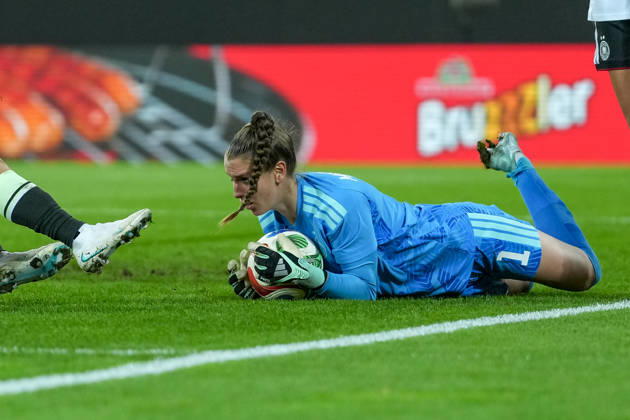 Ena Mahmutovic (Deutschland Frauen-Nationalmannschaft, 01) pariert den Ball im Zweikampf mit Hayley Raso (Australien, 16) , Deutschland, Fussball, Länderspiel, Freundschaftsspiel, Testspiel, 2026 2027, Deutschland vs. Australien, 09.10.2026, BBBank Wildpark, Karlsruhe Karlsruhe BBBank Wildpark Baden-Wuerttemberg Deutschland Copyright: xArnexAmbergx