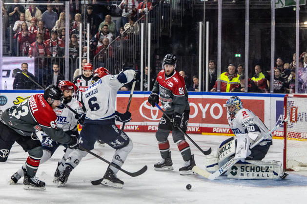 Joacim Eriksson (Schwenninger Wild Wings, 60), Alexander Peters (Schwenninger Wild Wings, 06) vs Patrick Russell (Koelner Haie, 63), der ehemalige Berliner Spieler Marcel Noebels (Koelner Haie, 92) Koelner Haie vs. Schwenninger Wild Wings, Eishockey, Penny DEL, Spieltag 07, 2026 2027, 09.10.2026 Koelner Haie vs. Schwenninger Wild Wings, Eishockey, Penny DEL, Spieltag 07, 2026 2027, 09.10.2026 Koeln Copyright: xEibner-Pressefoto GerhardxWingenderx EP_GWR