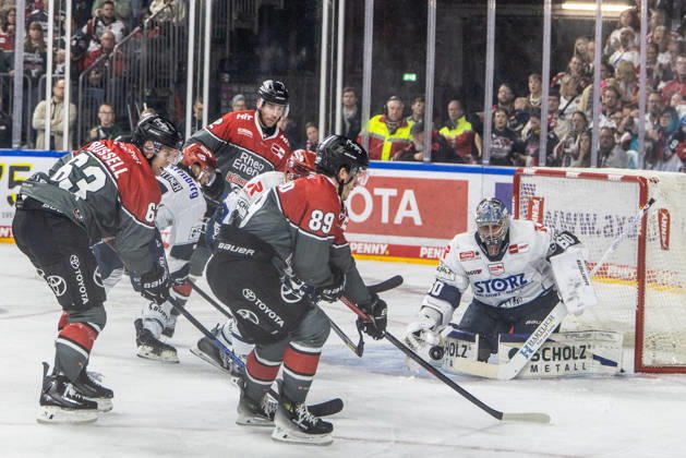 Joacim Eriksson (Schwenninger Wild Wings, 60) vs Gregor MacLeod (Koelner Haie, 89), Patrick Russell (Koelner Haie, 63) Koelner Haie vs. Schwenninger Wild Wings, Eishockey, Penny DEL, Spieltag 07, 2026 2027, 09.10.2026 Koelner Haie vs. Schwenninger Wild Wings, Eishockey, Penny DEL, Spieltag 07, 2026 2027, 09.10.2026 Koeln Copyright: xEibner-Pressefoto GerhardxWingenderx EP_GWR