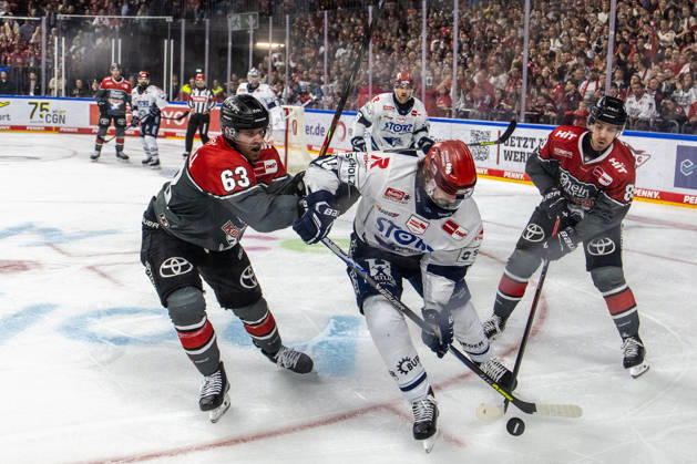 Mirko Hoefflin (Schwenninger Wild Wings, 10) vs Parker Tuomie (Koelner Haie, 62), Koelner Haie vs. Schwenninger Wild Wings, Eishockey, Penny DEL, Spieltag 07, 2026 2027, 09.10.2026 Koelner Haie vs. Schwenninger Wild Wings, Eishockey, Penny DEL, Spieltag 07, 2026 2027, 09.10.2026 Koeln Copyright: xEibner-Pressefoto GerhardxWingenderx EP_GWR