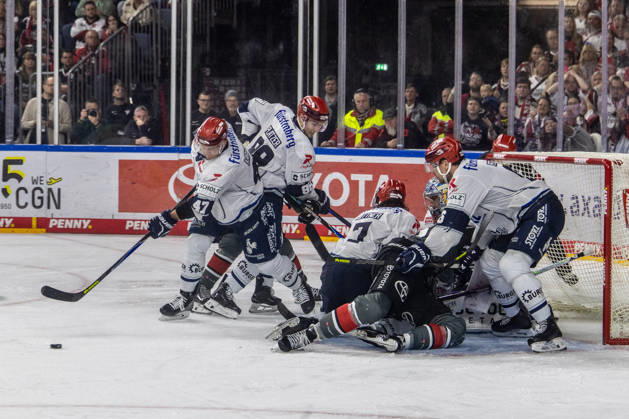 Alexander Karachun (Schwenninger Wild Wings, 47) rettet mit einem Befreiungsschuss, Dominik Bittner (Schwenninger Wild Wings, 07), Alexander Peters (Schwenninger Wild Wings, 06), Kyle Platzer (Schwenninger Wild Wings, 88) Koelner Haie vs. Schwenninger Wild Wings, Eishockey, Penny DEL, Spieltag 07, 2026 2027, 09.10.2026 Koelner Haie vs. Schwenninger Wild Wings, Eishockey, Penny DEL, Spieltag 07, 2026 2027, 09.10.2026 Koeln Copyright: xEibner-Pressefoto GerhardxWingenderx EP_GWR