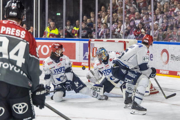 Alexander Peters (Schwenninger Wild Wings, 06) Dominik Bittner (Schwenninger Wild Wings, 07) Joacim Eriksson (Schwenninger Wild Wings, 60) vs Robin Press (Koelner Haie, 94) Koelner Haie vs. Schwenninger Wild Wings, Eishockey, Penny DEL, Spieltag 07, 2026 2027, 09.10.2026 Koelner Haie vs. Schwenninger Wild Wings, Eishockey, Penny DEL, Spieltag 07, 2026 2027, 09.10.2026 Koeln Copyright: xEibner-Pressefoto GerhardxWingenderx EP_GWR