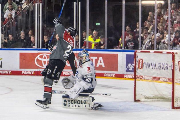 Joacim Eriksson (Schwenninger Wild Wings, 60) vs Juhani Tyrvainen (Koelner Haie, 21) Koelner Haie vs. Schwenninger Wild Wings, Eishockey, Penny DEL, Spieltag 07, 2026 2027, 09.10.2026 Koelner Haie vs. Schwenninger Wild Wings, Eishockey, Penny DEL, Spieltag 07, 2026 2027, 09.10.2026 Koeln Copyright: xEibner-Pressefoto GerhardxWingenderx EP_GWR