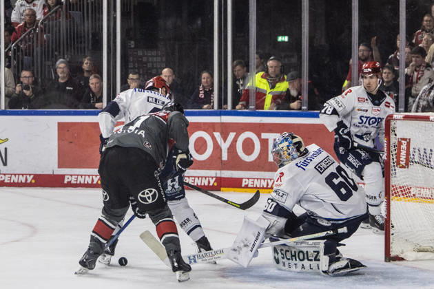 Joacim Eriksson (Schwenninger Wild Wings, 60), William Weber (Schwenninger Wild Wings, 78) vs Juhani Tyrvainen (Koelner Haie, 21) Koelner Haie vs. Schwenninger Wild Wings, Eishockey, Penny DEL, Spieltag 07, 2026 2027, 09.10.2026 Koelner Haie vs. Schwenninger Wild Wings, Eishockey, Penny DEL, Spieltag 07, 2026 2027, 09.10.2026 Koeln Copyright: xEibner-Pressefoto GerhardxWingenderx EP_GWR