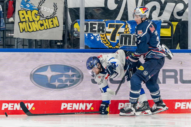 Kampf um den Puck Zweikampf zwischen Nicolas Appendino (ERC Ingolstadt, 21) und Veit Oswald (EHC Red Bull Muenchen, 27) GER, EHC Red Bull Muenchen vs. ERC Ingolstadt, DEL, Saison 2026 2027, 7. Spieltag, 09.10.2026. Foto: HMB Media Franz Feiner Copyright: HMBxMedia FranzxFeiner