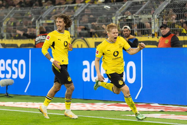 Dortmund, Deutschland 09. Oktober 2026: 1. BL - 2026 2027 - Sp. 5 - Borussia Dortmund gegen SV Werder Bremen Im Bild: Daniel Svensson (BVB) jubelt nach seinem Tor zum 1:0 für den BVB mit Fabio Silva Fabio (BVB) DFL DFB regulations prohibit any use of photographs as image sequences and or quasi-video. Signal Iduna Park Nordrhein Westfalen Copyright: xFotostandx xZeisingx