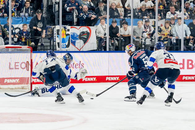 Emil Kvernmo Wasenden (ERC Ingolstadt, 14), Jonas Stettmer (Torwart, ERC Ingolstadt, 01) und Riley Barber (ERC Ingolstadt, 37) verteidigen gegen Patrick Hager (EHC Red Bull Muenchen, 52) GER, EHC Red Bull Muenchen vs. ERC Ingolstadt, DEL, Saison 2026 2027, 7. Spieltag, 09.10.2026. Foto: HMB Media Franz Feiner Copyright: HMBxMedia FranzxFeiner
