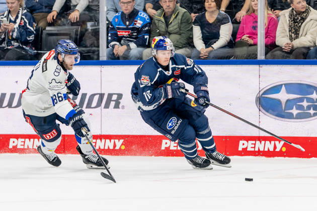 Kampf um den Puck Zweikampf zwischen Daniel Pietta (ERC Ingolstadt, 86) und Elis Hede (EHC Red Bull Muenchen, 10) GER, EHC Red Bull Muenchen vs. ERC Ingolstadt, DEL, Saison 2026 2027, 7. Spieltag, 09.10.2026. Foto: HMB Media Franz Feiner Copyright: HMBxMedia FranzxFeiner