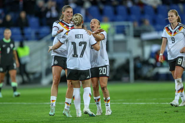 GER, Karlsruhe, Deutschland vs Australien, FIFA, DFB, Fussball, Spielzeit 2026 2027, BBBank Wildpark, Freundschaftsspiel im Bild: Franziska Kett (Deutschland, Frauen Nationalmannschaft), Tor, Jubel und Freude, Emotionen für Melissa Kössler (Deutschland, Frauen Nationalmannschaft) mit Elisa Senß (Deutschland, Frauen Nationalmannschaft) und Jule Brand (Deutschland, Frauen Nationalmannschaft) DFB DFL REGULATIONS PROHIBIT ANY USE OF PHOTOGRAPHS AS IMAGE SEQUENCES AND OR QUASI-VIDEO, 09.10.2026 Copyright: HMBxMedia HendrikxHamelau