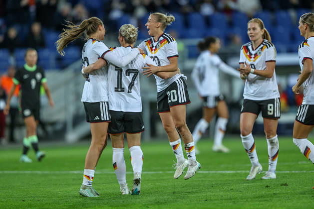 GER, Karlsruhe, Deutschland vs Australien, FIFA, DFB, Fussball, Spielzeit 2026 2027, BBBank Wildpark, Freundschaftsspiel im Bild: Franziska Kett (Deutschland, Frauen Nationalmannschaft), Tor, Jubel und Freude, Emotionen für Melissa Kössler (Deutschland, Frauen Nationalmannschaft) mit Elisa Senß (Deutschland, Frauen Nationalmannschaft) und Jule Brand (Deutschland, Frauen Nationalmannschaft) DFB DFL REGULATIONS PROHIBIT ANY USE OF PHOTOGRAPHS AS IMAGE SEQUENCES AND OR QUASI-VIDEO, 09.10.2026 Copyright: HMBxMedia HendrikxHamelau