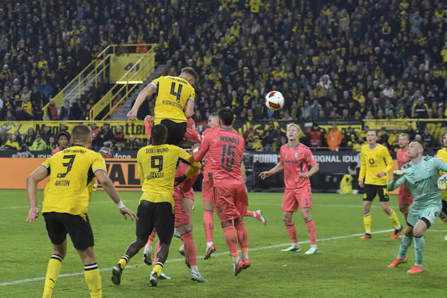 Nico Schlotterbeck (Dortmund 4) erzielt das Tor zum 2:0 09.10.2026 ¢ Fussball ¢ Borussia Dortmund vs SV Werder Bremen, Signal Iduna Park, Dortmund, DFB DFL REGULATIONS PROHIBIT ANY USE OF PHOTOGRAPHS AS IMAGE SEQUENCES AND OR QUASI-VIDEO
